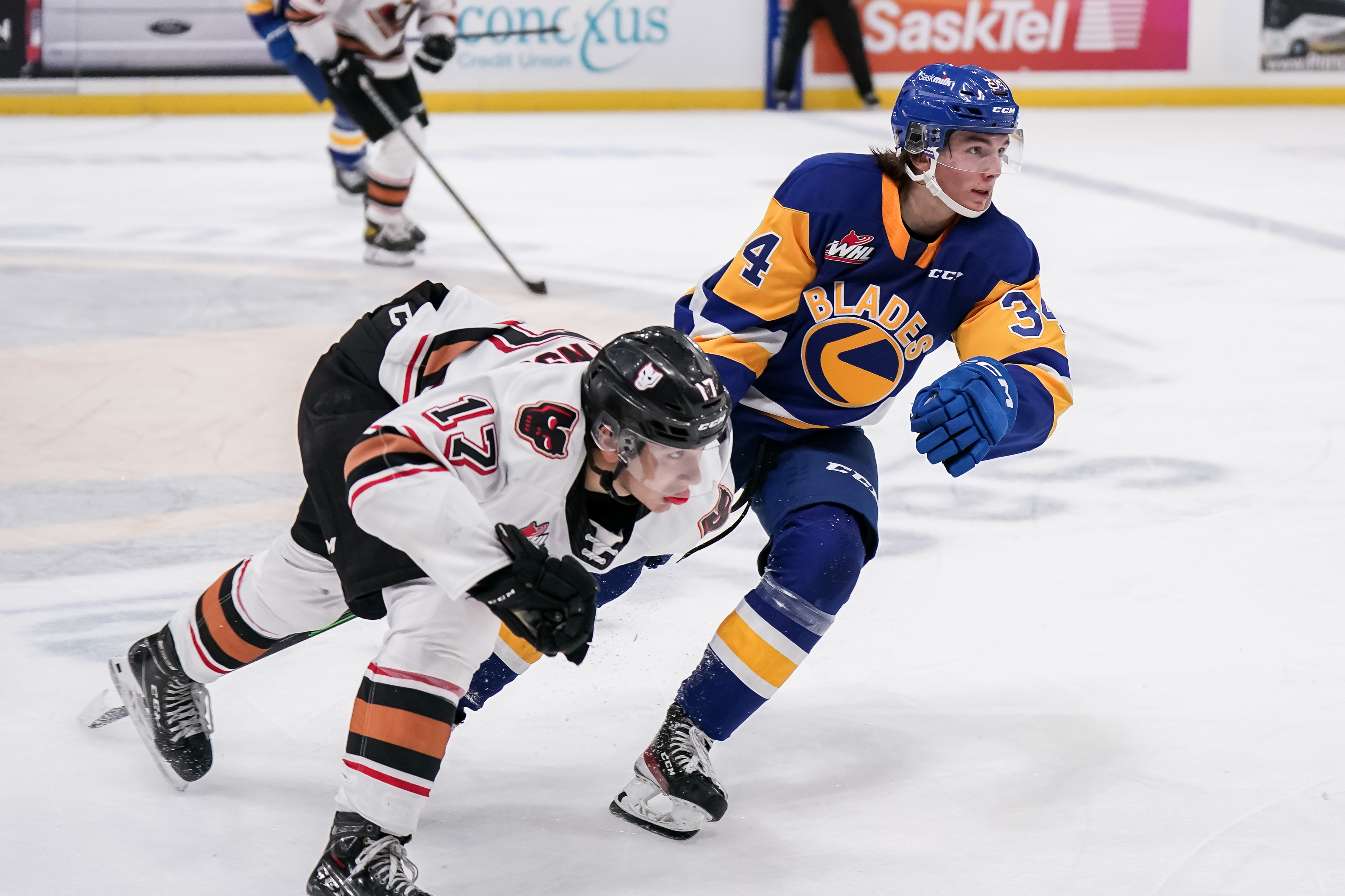 Elliott Stands Tall In Calgary Leading Blades To 5th Straight Win